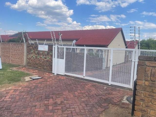 3 Bedroom townhouse sectional to rent in Edleen, Kempton Park