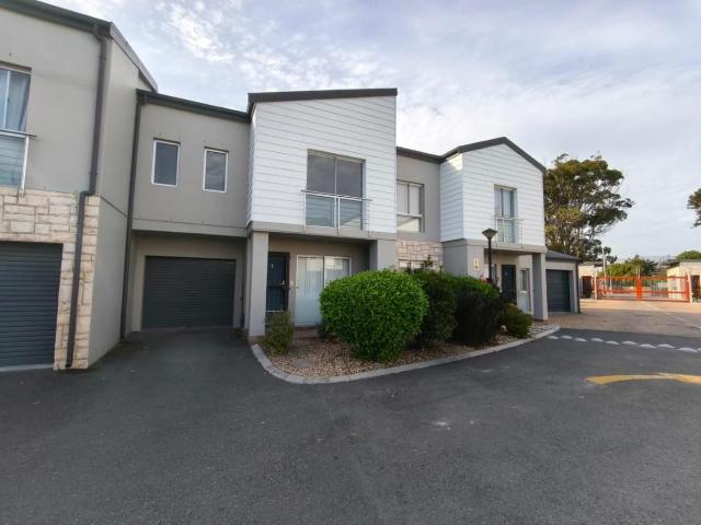 3 Bedroom townhouse sectional to rent in Strand South
