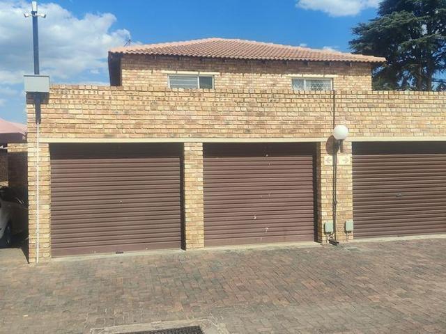 3 Bedroom townhouse sectional to rent in Weltevreden Park, Roodepoort