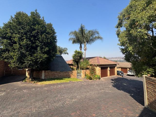 3 Bedroom townhouse sectional rented in Wilgeheuwel, Roodepoort