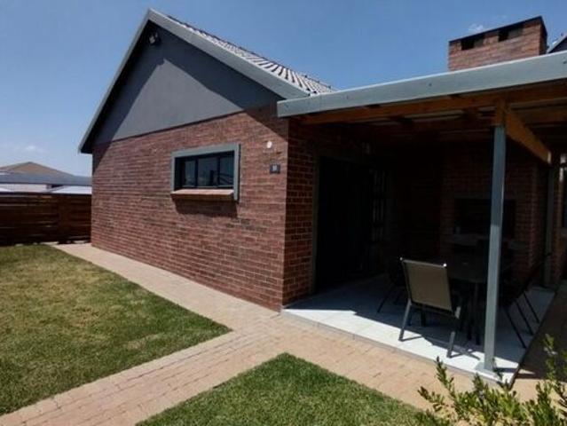 3 Bedroom townhouse sectional rented in Little Falls, Roodepoort