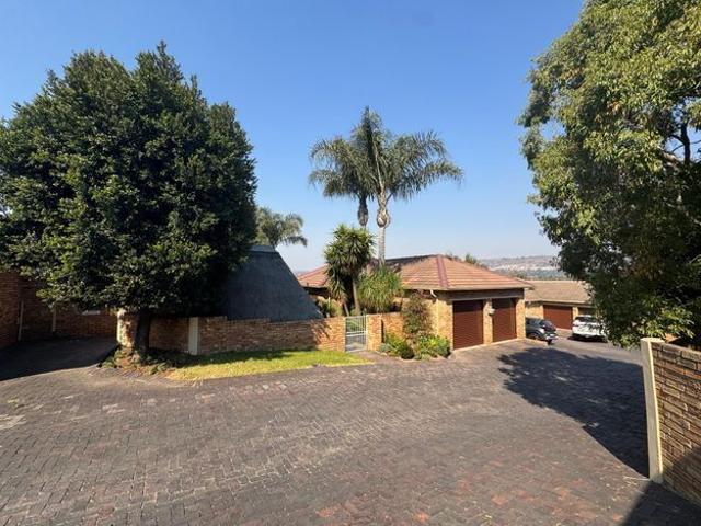 3 Bedroom townhouse sectional rented in Wilgeheuwel, Roodepoort
