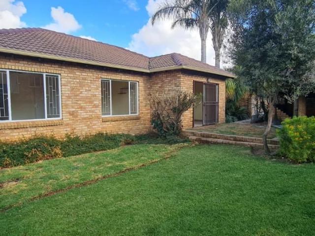 3 Bedroom townhouse sectional rented in Wilgeheuwel, Roodepoort
