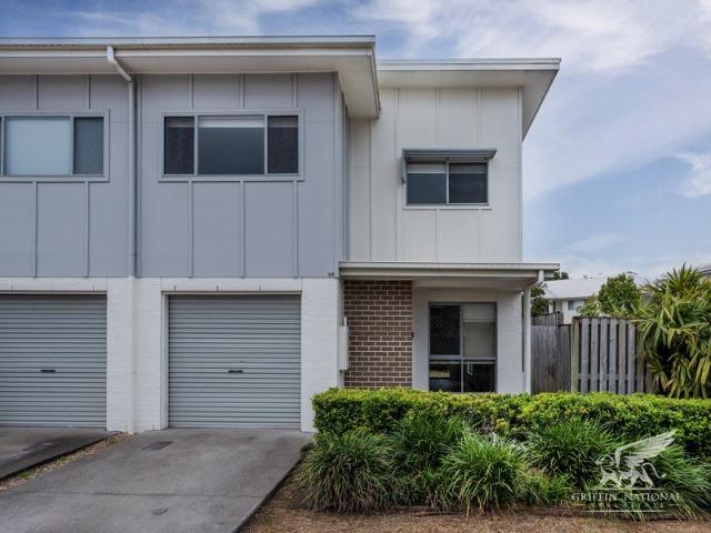 3 Bedroom Townhouse! Shared Pool & BBQ Facilities!