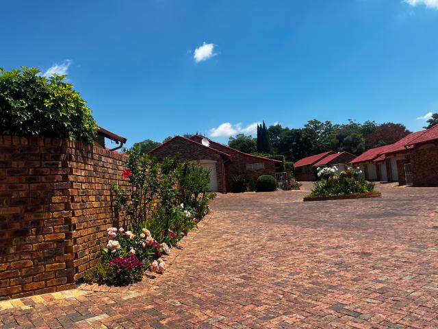 3 Bedroom Townhouse To Let in Weltevreden Park