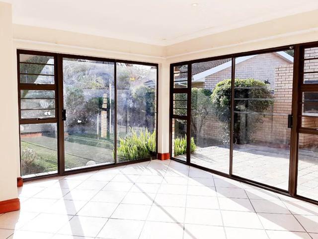 3 Bedroom Townhouse To Let in Weybridge Park