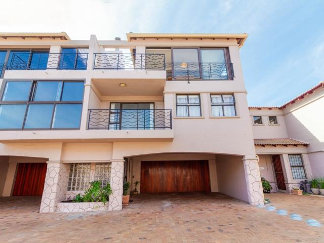 3 Bedroom Townhouse To Let in Bloubergstrand