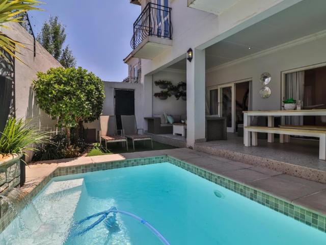 3 Bedroom Townhouse To Let in Bryanston