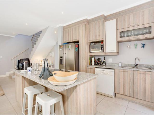 3 Bedroom Townhouse To Let in Bryanston