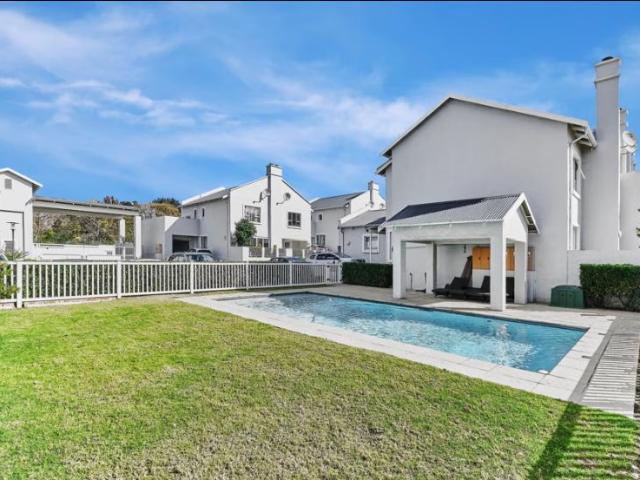 3 Bedroom Townhouse To Let in Bryanston