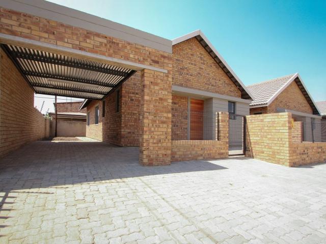 3 Bedroom Townhouse To Let in Die Bult