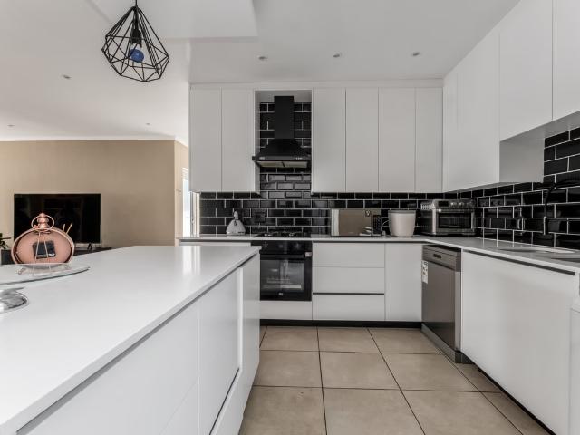 3 Bedroom Townhouse To Let in Eagle Canyon Golf Estate