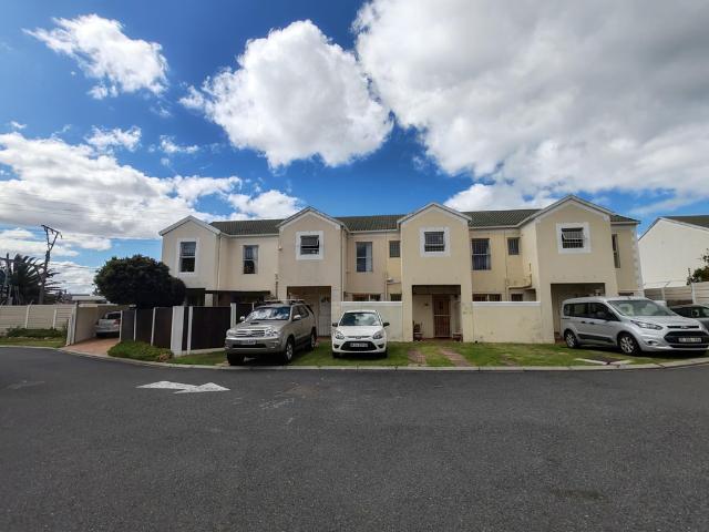 3 Bedroom Townhouse To Let in Lakeside