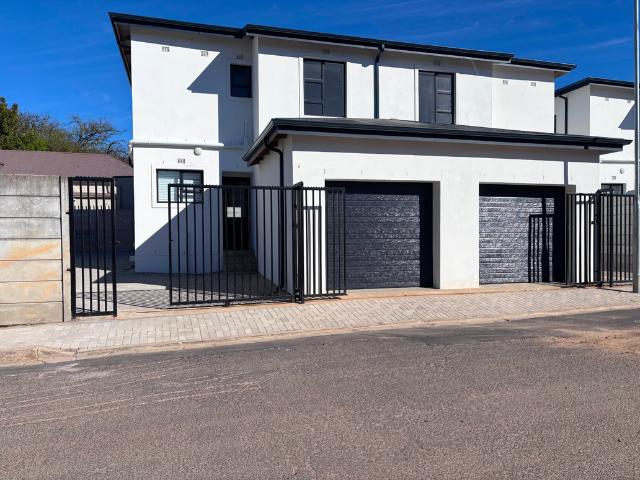 3 Bedroom Townhouse To Let in Lemoenkloof