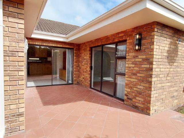 3 Bedroom Townhouse To Let in Sunridge Park