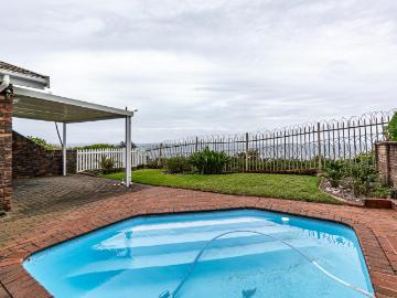 3 Bedroom Townhouse To Rent in Athlone Park