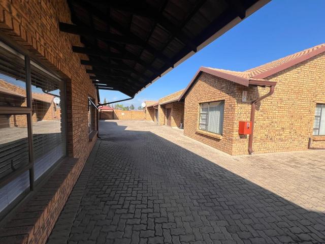 3 Bedroom Townhouse To Rent in Brackenhurst