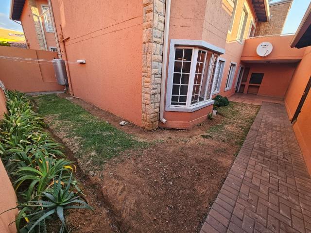 3 Bedroom Townhouse To Rent in Glen Marais