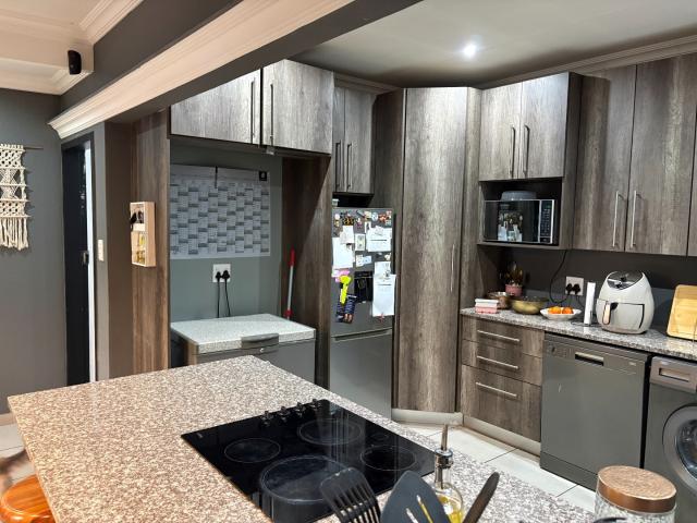 3 Bedroom Townhouse To Rent in Eldoraigne