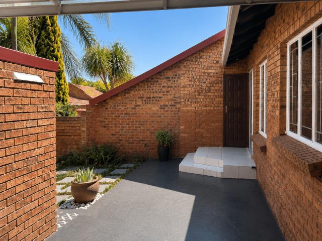 3 Bedroom Townhouse To Rent in Eldoraigne
