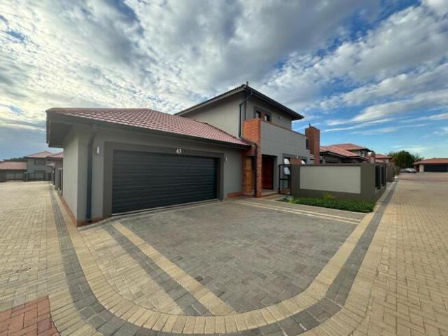 3 Bedroom Townhouse to Rent in Langenhovenpark