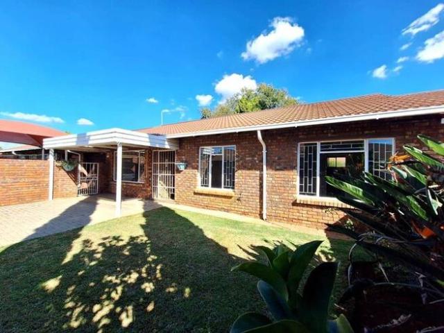 3 Bedroom Townhouse to Rent in Langenhovenpark
