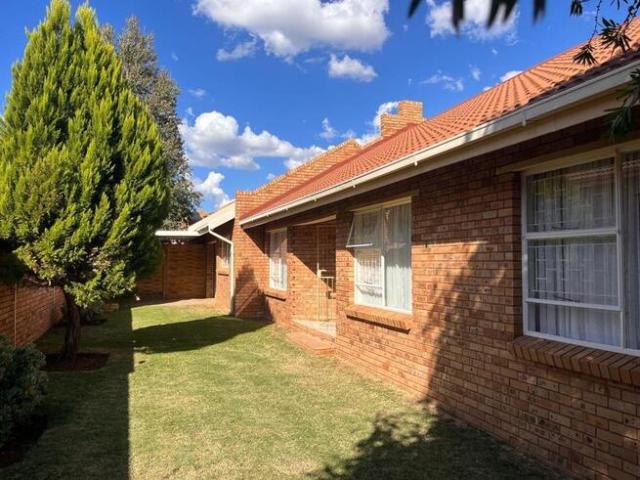 3 Bedroom Townhouse to Rent in Langenhovenpark