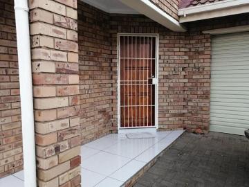 3 Bedroom Townhouse to Rent in Langenhovenpark