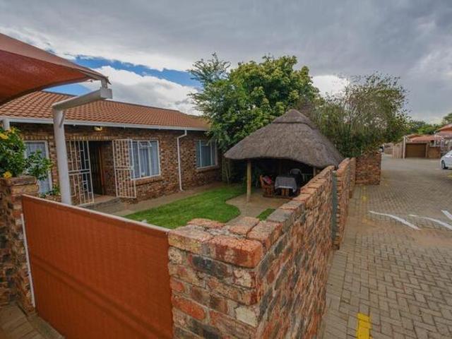 3 Bedroom Townhouse to Rent in Langenhovenpark