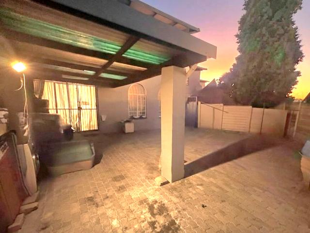 3 Bedroom Townhouse To Rent in New Market Park