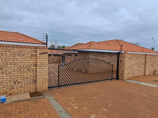 3 Bedroom Townhouse to Rent in Newcastle Central