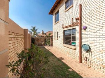 3 Bedroom Townhouse To Rent in South Crest