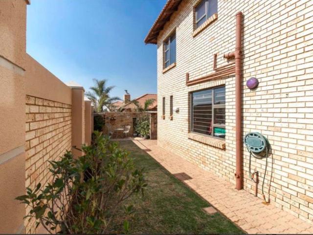 3 Bedroom Townhouse To Rent in South Crest