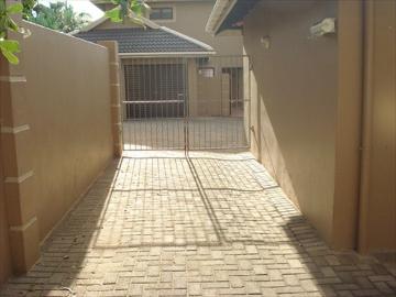 Townhouse to rent in Vulamehlo Local Municipality - Garden