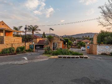 3 Bedroom Townhouse to rent in Strubensvallei
