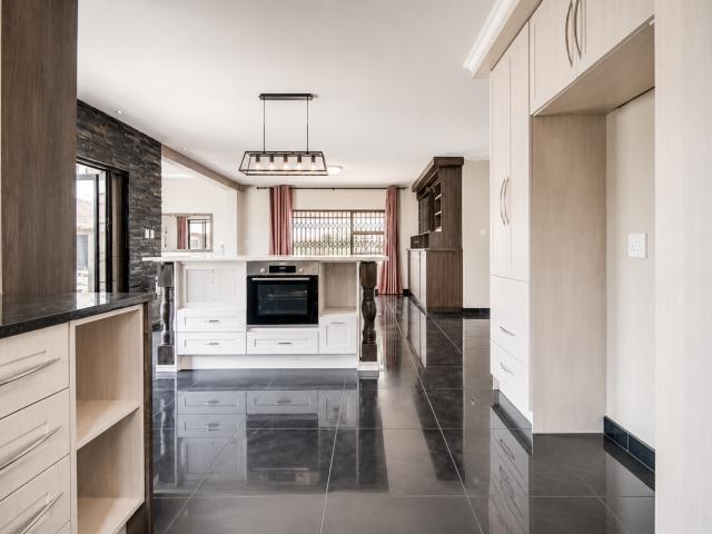 3 Bedroom Townhouse To Rent in Sunward Park