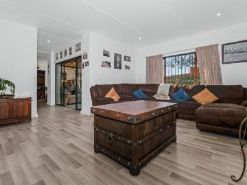 Townhouse to rent in Dan Pienaarville - Garden
