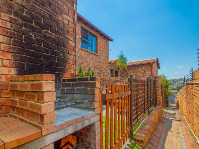 3 Bedroom Townhouse To Rent in Rangeview
