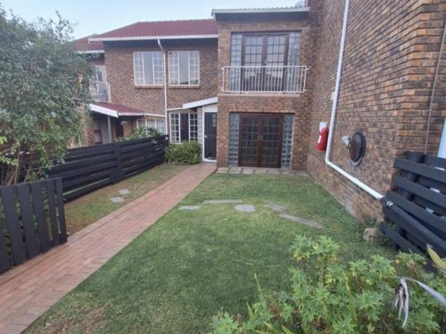 3 Bedroom Townhouse To Rent in Van Riebeeck Park