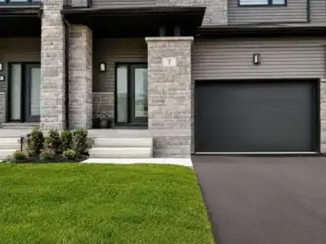 3 Bedroom Townhouse Wasaga Beach ON 105704284