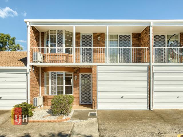 3 BEDROOM TOWNHOUSE WITH COMPLEX POOL AND TENNIS COURT !