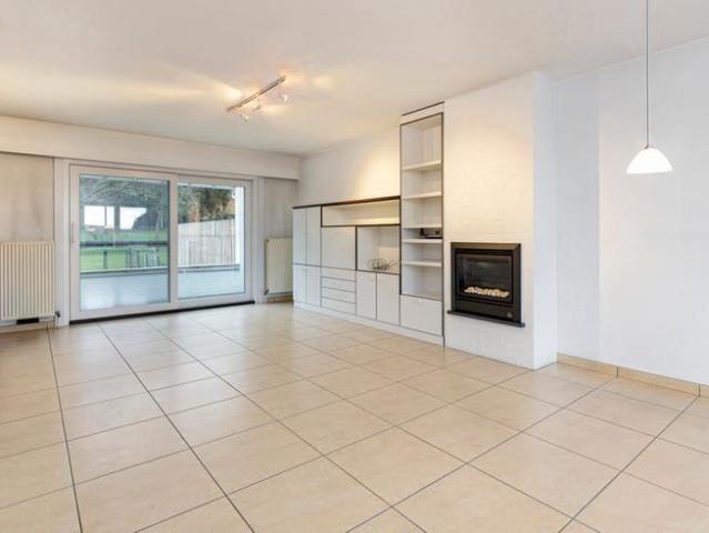 3 bedroom townhouse with a garden and garage in a great loca