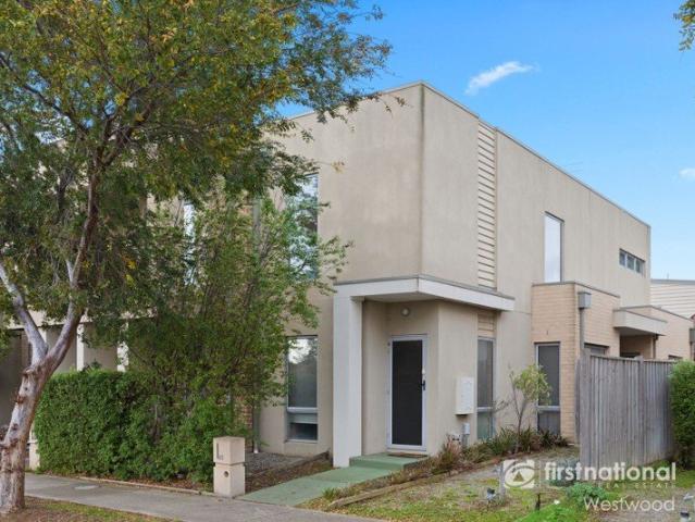 3 Bedroom Townhouse with Separate Bungalow A Rare Opportunity with Endless Possibilities