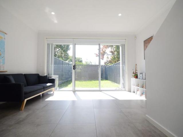 3 BEDROOM TOWNHOUSE WITH DUCTED A/C!