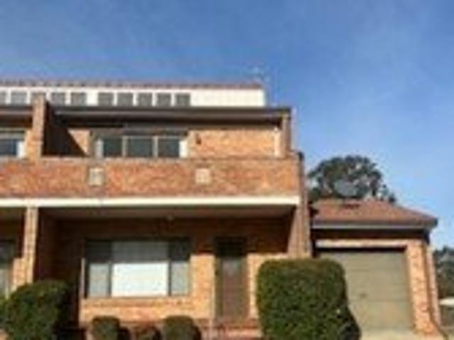 3 Bedroom Townhouse with Ensuite, Balcony & Backyard