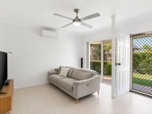 3 Bedroom Townhouse with Spacious Backyard & Complex Pool