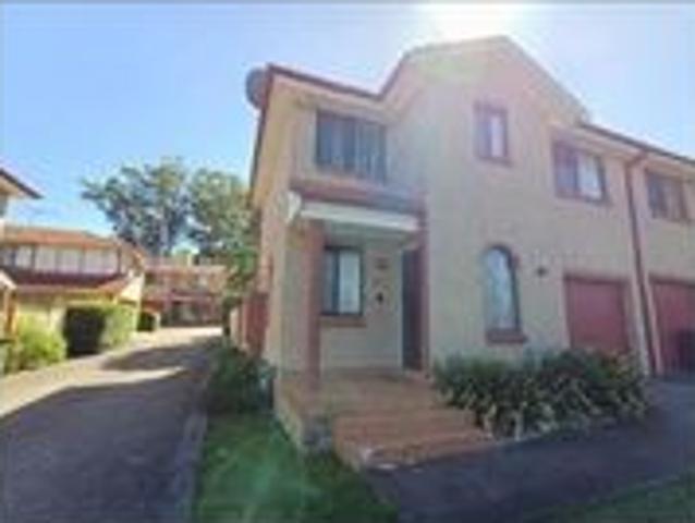 Spacious 3 Bedroom Townhouse – Walk to the Train Station!