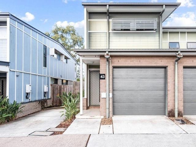 3 Bedroom Townhouse with Private Backyard & Park Access