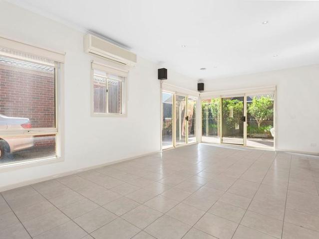 3 BEDROOM TOWNHOUSE & 2 COURTYARDS !