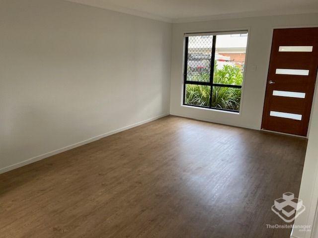 3 BEDROOM TOWNHOUSE 2 Car, Air Cons, Pets Welcome